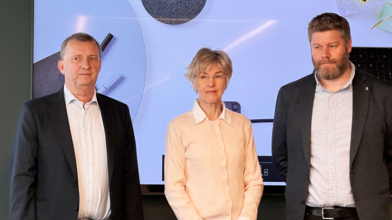 Mekler: Administrerende direktør Ove Guttormsen (NHO Elektro), mekler Anne Cathrine Frøstrup (Riksmekleren) og forbundsleder Geir Ove Kulseth (EL og IT Forbundet) har frist til midnatt med å bli enige om en ny tariffavtale på Landsoverenskomsten for elektrofagene (LOK).