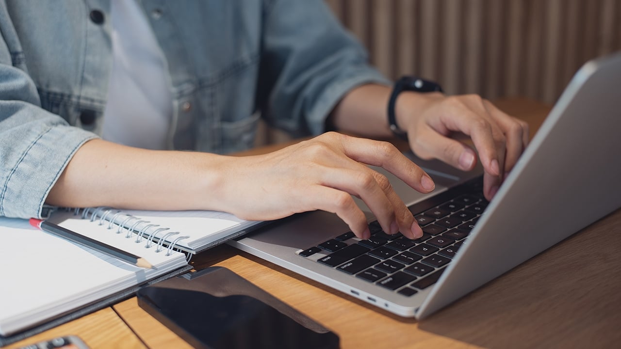 Student som skriver på PC